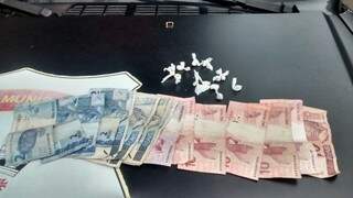 Treze papelotes de pasta-base e R$ 96 em dinheiro trocado foram apreendidos na ação (Foto: Direto das Ruas)