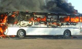 Ônibus ainda está sendo consumido pelas chamas (Foto: Direto das Ruas)