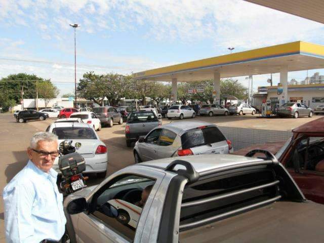 Al&eacute;m de fila, postos t&ecirc;m racionamento e montanha-russa de pre&ccedil;os
