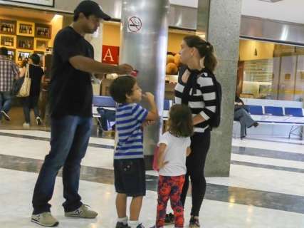 Familiares e amigos de casal morto em acidente aéreo embarcam para Londrina 
