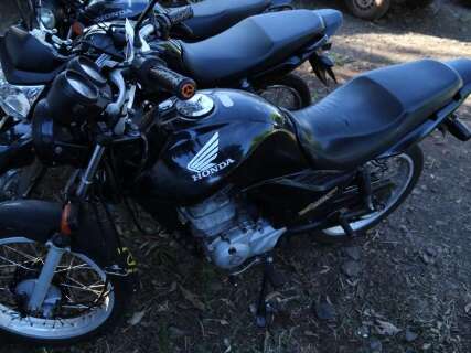 Dupla aluga moto de comparsa para roubar R$ 1,2 mil de farm&aacute;cia