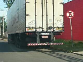 O caminhão estava estacionado ao lado de placa que indica proibido estacionar.(Foto:Direto das Ruas)