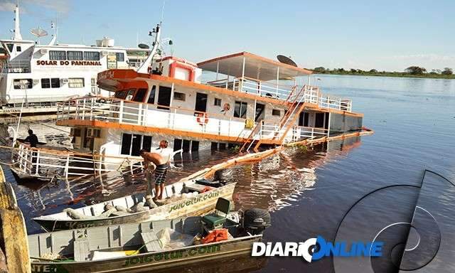 &Aacute;gua invade embarca&ccedil;&atilde;o e 100 litros de &oacute;leo vazam no Rio Paraguai 