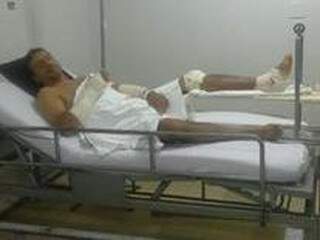 Sebastião precisou implantar placas, pinos e haste após fraturar braço e perna (Foto: Reprodução Facebook)