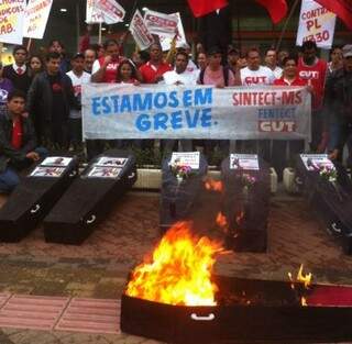 Funcionários dos Correios queimam caixão em frente à agência das avenida Calógeras (Foto: Lucimar Couto)