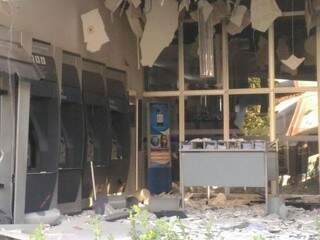 Agência da Caixa Econômica no centro de Paranaíba,
ficou destruída com explosão. (Foto: Lucas dos Anjos)