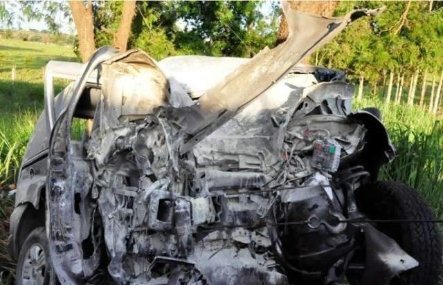Motorista e beb&ecirc; morrem ap&oacute;s carro bater em &aacute;rvores e pegar fogo