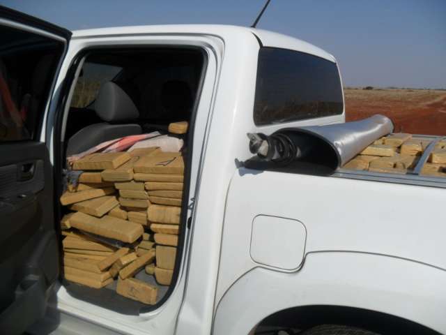 Uma tonelada de maconha &eacute; apreendida em caminhonete Hilux com placa falsa