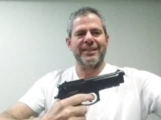 Dario Messer tira selfie com pistola na mão (Foto: Reprodução)