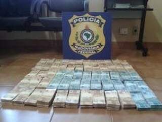 O dinheiro foi apreendido e levado para delegacia da Polícia Federal de Campo Grande. (Foto: divulgação)