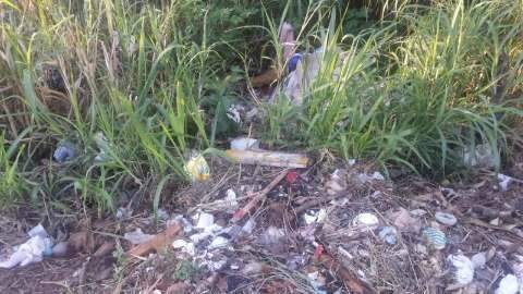 Morador reclama de "lixão" no bairro Recanto dos Pássaros