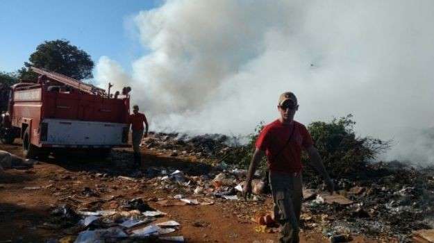 Lix&atilde;o pega fogo e moradores suspeitam que inc&ecirc;ndio seja criminoso