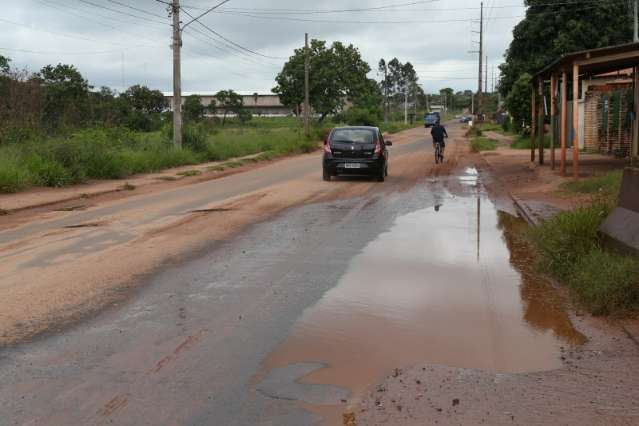 Ap&oacute;s chuva, bairro tem eros&atilde;o e p&eacute; de cedro no meio do caminho