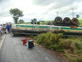 Carreta tombada na BR-163, saída para Cuiabá. (Foto: Divulgação)