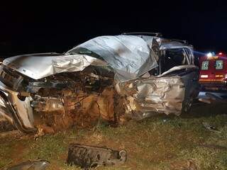 O motorista do carro de passeio, que ficou destruído,
 morreu no local (Foto: Mirian Machado) 