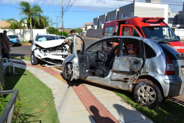 Carro &eacute; lan&ccedil;ado para cal&ccedil;ada ao ser atingido por outro em cruzamento 