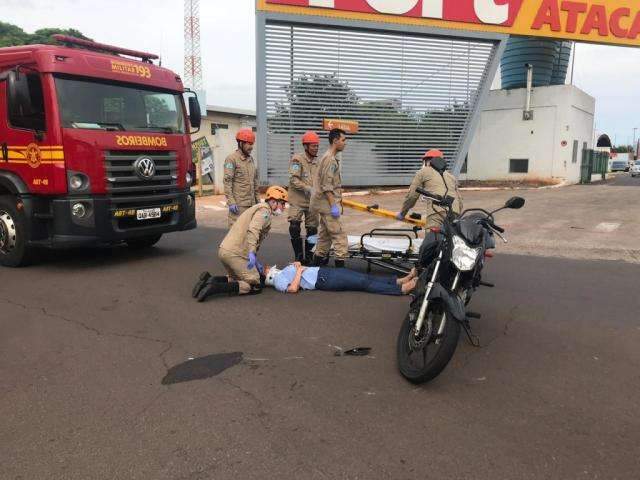 Motorista esquece da &quot;seta&quot; e acidente entre carro e moto deixa mulher ferida