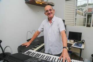 Júlio Cheda é uma memória viva da época de ouro do piano em Campo Grande. (Foto: Fernando Antunes)