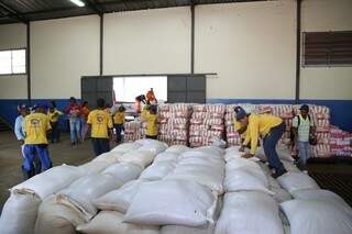 A doação de 180 toneladas de feijão da Conab para a merenda escolar na Capital começa a chegar (Foto: Fernando Antunes)