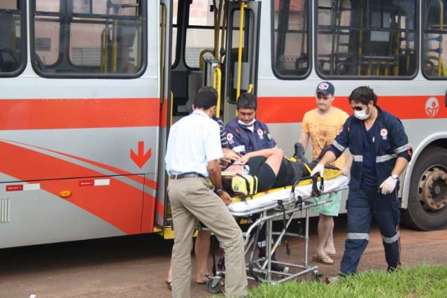 Mulher sofre acidente em &ocirc;nibus e espera 1 hora por socorro do Samu