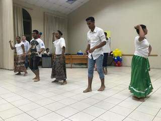 Antes de dar início a comilança, as famílias apresentaram danças folclóricas como a “Leo Leo Lê” e “Manduco”. (Foto: Tatiana Marin)