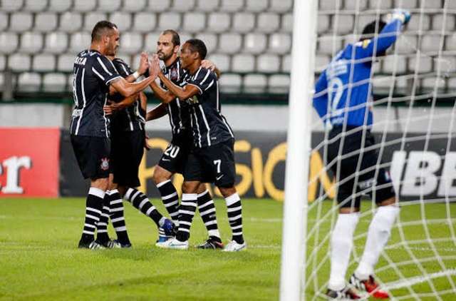 Corinthians empata e agora pega S&atilde;o Paulo na Libertadores