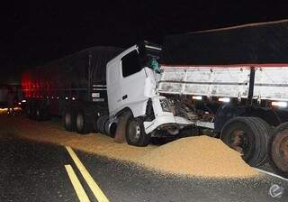Com impacto, carga de milho foi espalhada. (Foto: Alisson Silva/Edição de Notícias)