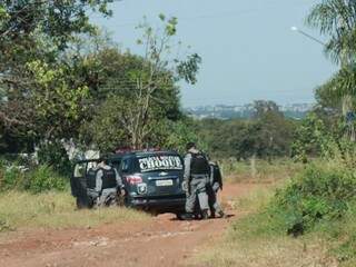 Em buscas, policiais pediram a moradores que não saíssem das casas. (Foto: Henrique Kawaminami)