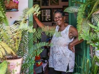 Plantas e história com a casa são alegria de uma das moradoras mais antigas do Amambaí. (Foto: Fernando Antunes)