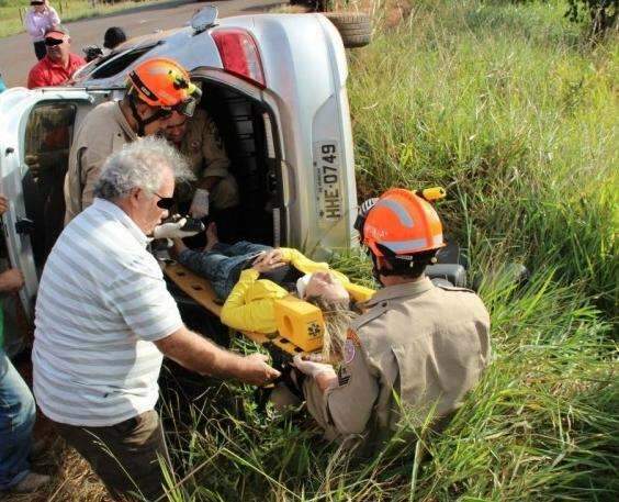 Motorista perde controle de carro e capota na MS - 276
