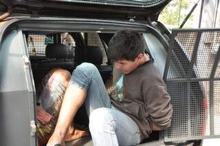 Após ser apresentado, acusado de estupro volta para a viatura e vai continuar preso (Foto: Marcelo Calazans)