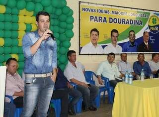 Professor Jean (em pé) é único candidato a prefeito em Douradina. 