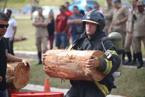 Em torneio "Força Bruta", bombeiros têm de cortar tora em tempo recorde