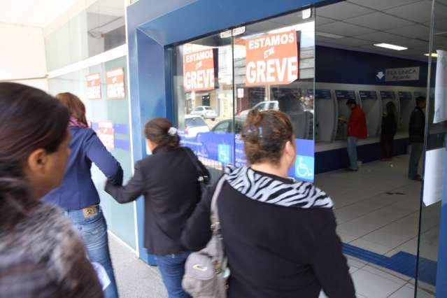 Greve dos banc&aacute;rios atinge 82% das ag&ecirc;ncias e clientes j&aacute; prev&ecirc;em o pior