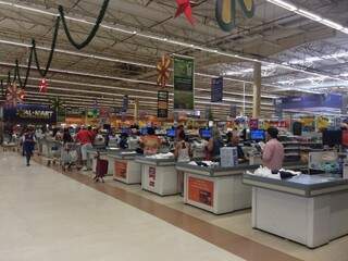 Walmart tem movimento tranquilo. (Foto: Marcos Ermínio)