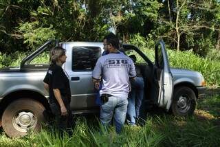 Corpo foi encontrado em Ford Ranger por um morador que acionou a polícia (Foto: Osvaldo Duarte/Dourados News)