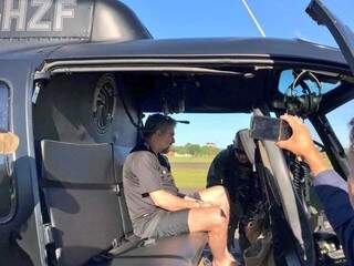 Marcelo Piloto em helicóptero da Força Aérea paraguaia que o levou da cadeia para aeroporto (Foto: Divulgação)