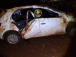 Carro ficou destruído após capotar em rodovia estadual (Foto: Divulgação)