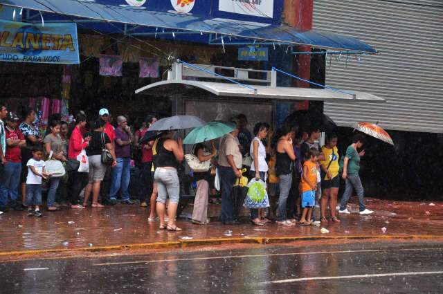  Fim de semana come&ccedil;a com tempo nublado e chuva