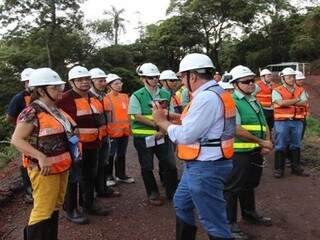 Técnicos durante vistoria de minerador em Corumbá.(Foto: Divulgação)