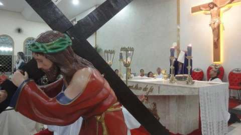 Católicos iniciam celebrações de Páscoa com Missa dos Santos Óleos