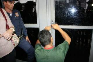 Chaveiro abre porta que teve a fechadura trocada pela equipe &quot;temporária&quot; de Bernal (Foto: Marcos Ermínio)