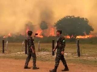 Soldado filma chamas na região do Forte Coimbra; governo disse que chamas já foram controladas naquela região. (Foto: Direto das Ruas)