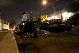 Motocicleta ficou parcialmente destruída após batida ontem à noite (Foto: Marcelo Victor)