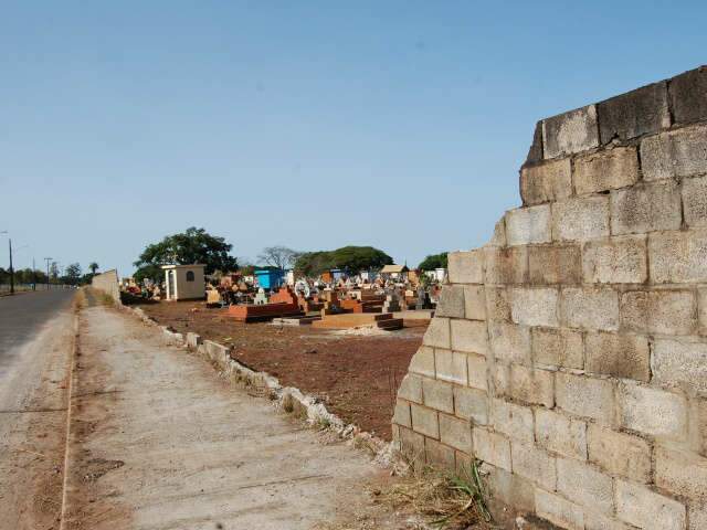  Cemit&eacute;rio Santo Amaro continua sem muro e familiares temem vandalismo