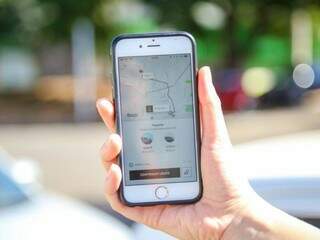 Aplicativo Uber no celular aponta trajeto de destino em Campo Grande. (Foto: Guilherme Rosa/Arquivo).