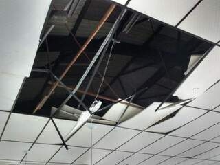 Buraco em teto de shopping após dano. (Foto: Adriano Fernandes)