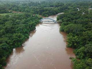 Imagem aérea mostra o Rio Miranda nesta quinta-feira. Em cima, a ponte que liga Jardim e Guia Lopes da Laguna.  (Foto: Divulgação).