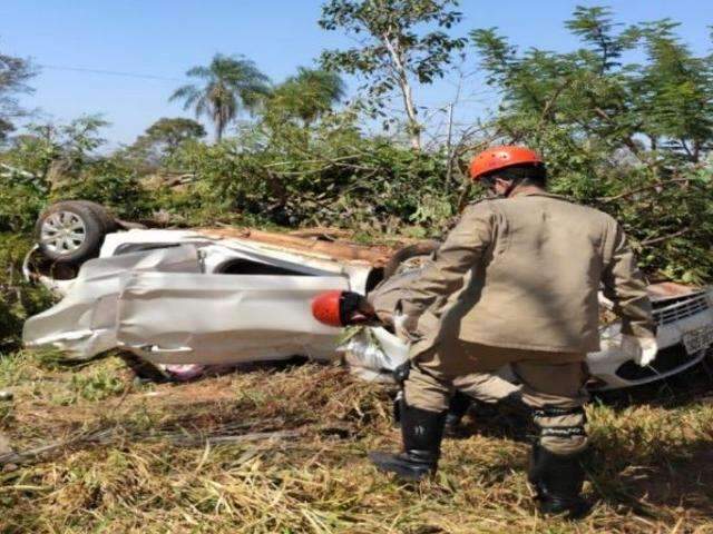 Servidora morre ap&oacute;s carro sair da pista, atingir &aacute;rvore e capotar