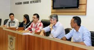 Primeira reunião da CPI elegeu Flavio Cesar (ao microfone) como presidente (Foto: Izaias Medeiros)